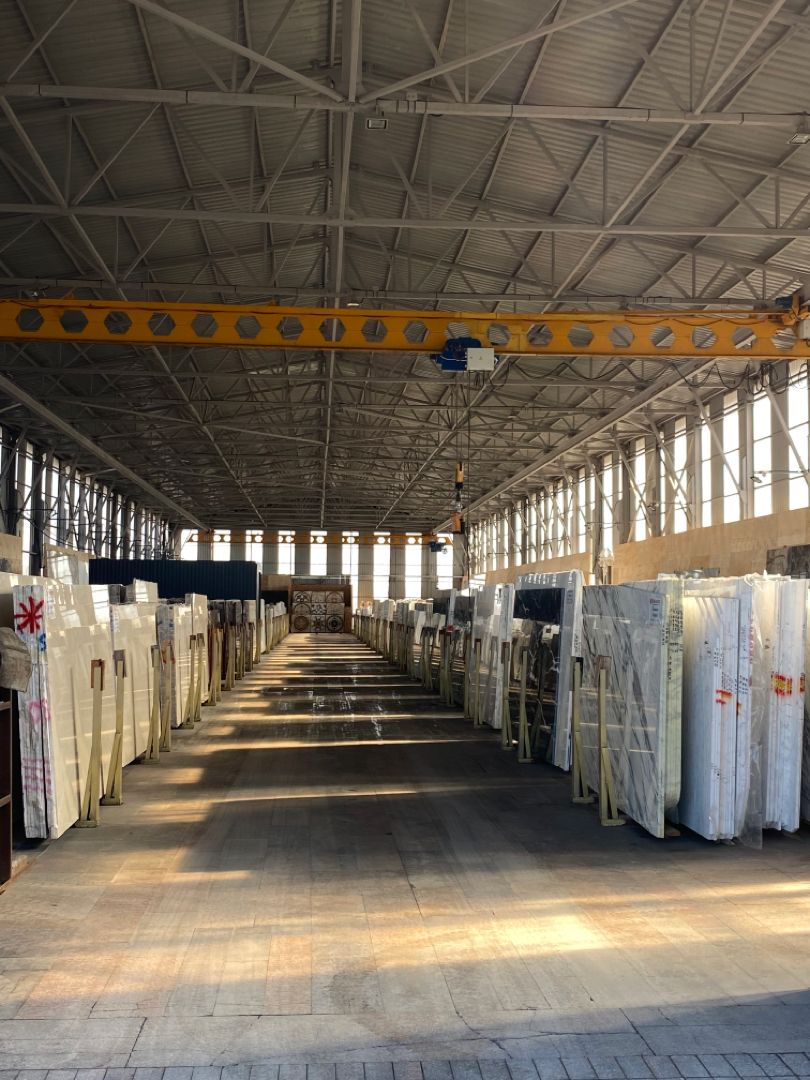 Slab gallery at Mazeh Co. with natural-stone slabs displayed in rows